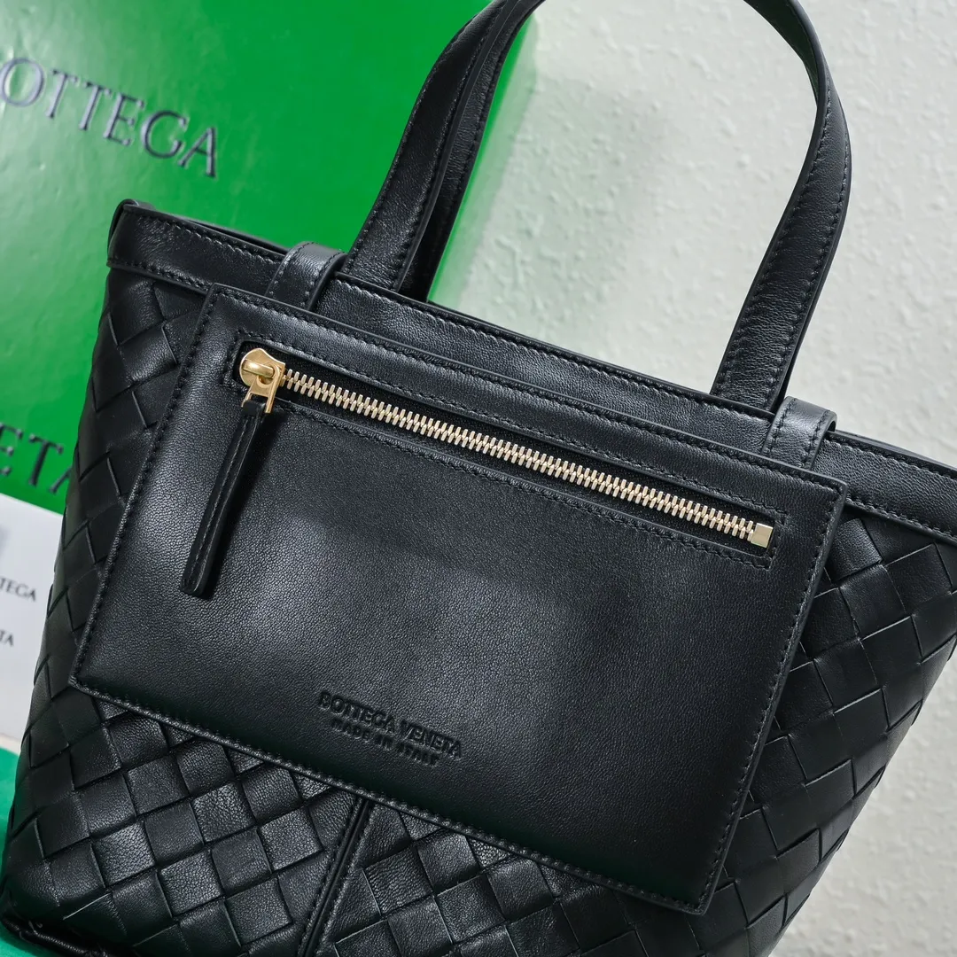 Batch 1500 #Bv 2023 new product Flip Flap tote bag, simple and practical tote body design, classic leather weaving, fully displaying Bv craftsmanship, and making the whole bag look more refined. The small zipper pocket can be placed inside the bag, or can be placed outside as a handbag seal. The versatile small tote [happy] is both fashionable and practical. It is suitable for a variety of occasions. It is made of top-grade happa lambskin. It is very soft and lightweight. The bag shape that can stand up without falling down is really nice. It is the first choice for fashion workers and expectant mothers. Size: 23x18.5x15, model: 7746